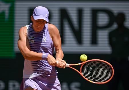 　女子シングルス１回戦でプレーするイガ・シフィオンテク＝パリ（共同）