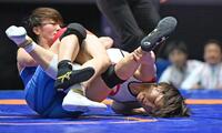 　女子５７キロ級決勝で、永本聖奈（左）と組み合う藤波朱理