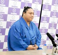 優勝一夜明け会見を行う若隆景