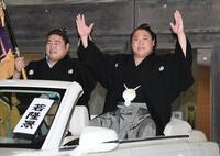 若元春（左）を横にバンザイする若隆景（撮影・佐藤厚）