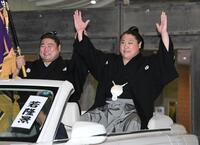 若元春（左）の横でバンザイする若隆景（撮影・佐藤厚）