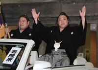 若元春（左）の横でバンザイする若隆景（撮影・佐藤厚）