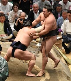 霧島（右）を押し出しで破り、２度目の優勝を決めた若隆景（撮影・佐藤厚）