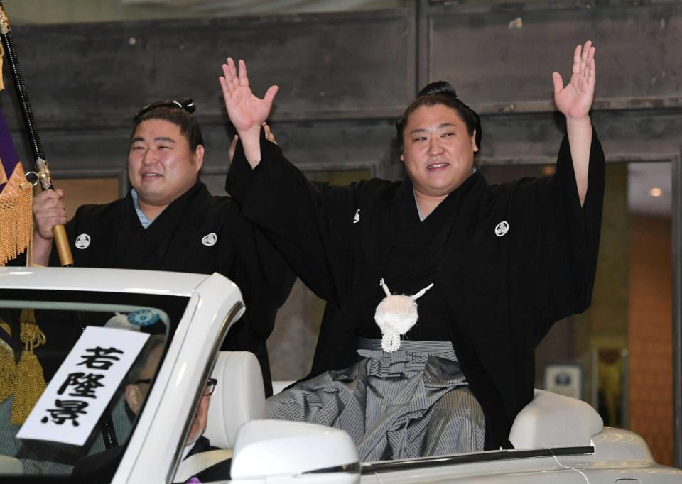 若元春（左）の横でバンザイする若隆景（撮影・佐藤厚）
