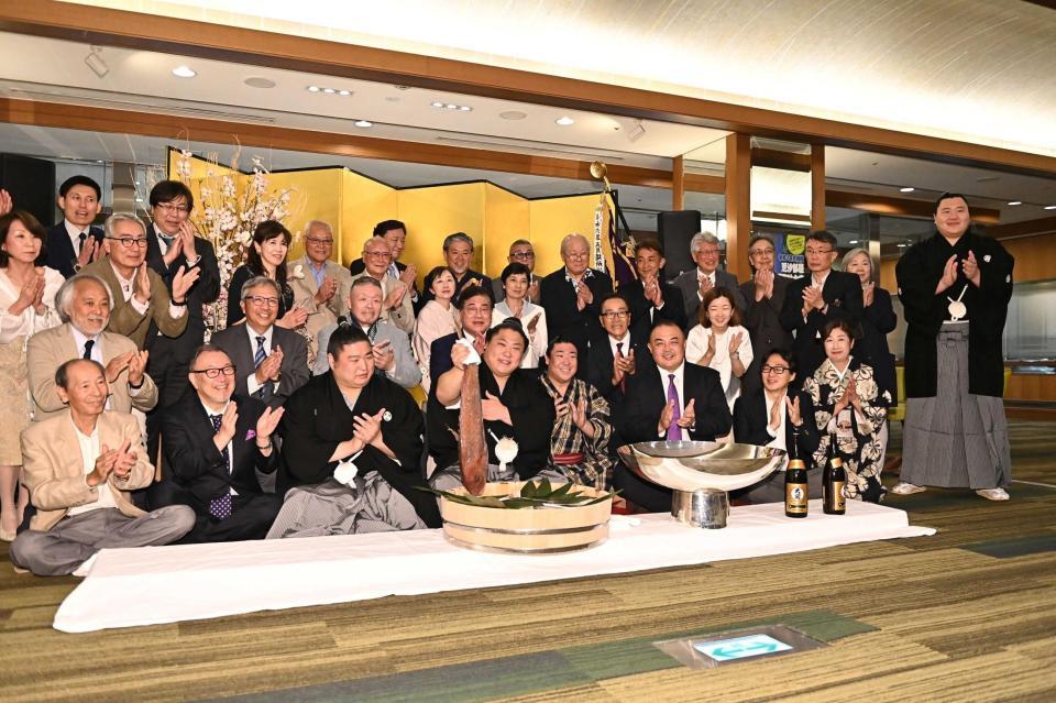 　祝勝会で鯛を手に会心の笑みを浮かべる若隆景（中央）＝撮影・開出牧