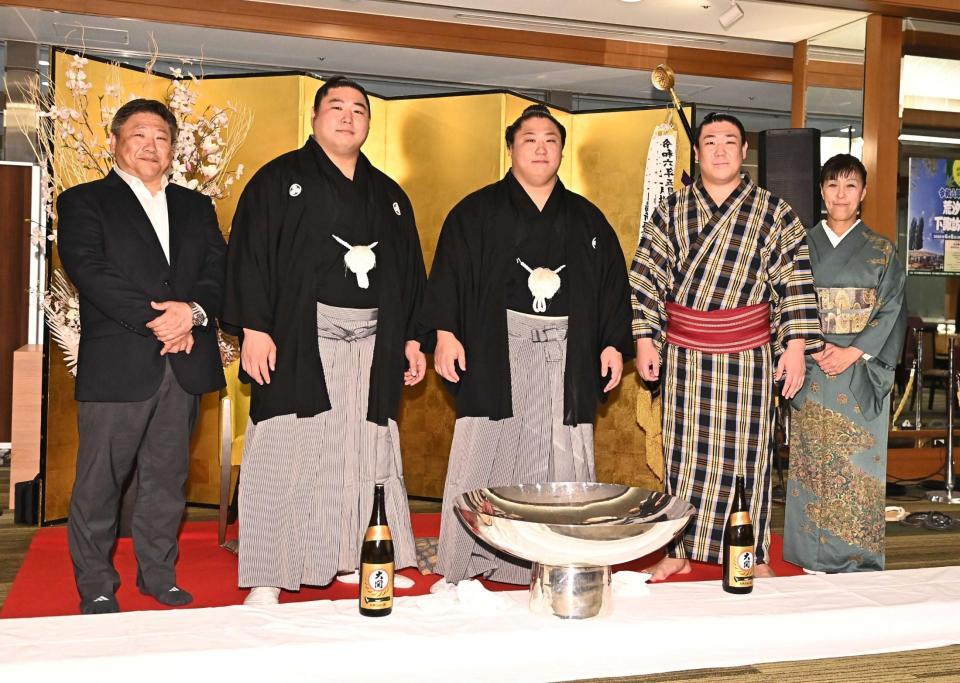 　祝勝会で家族から祝福される若隆景（中央）。左から父の大波政志さん、若元春、若隆元、母の文子さん