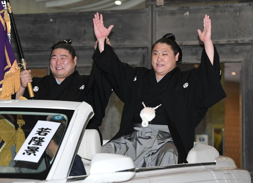若元春（左）の横でバンザイする若隆景（撮影・佐藤厚）