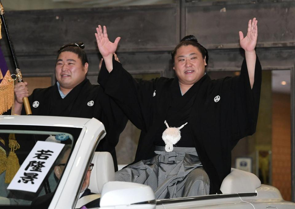 若元春（左）の横でバンザイする若隆景（撮影・佐藤厚）
