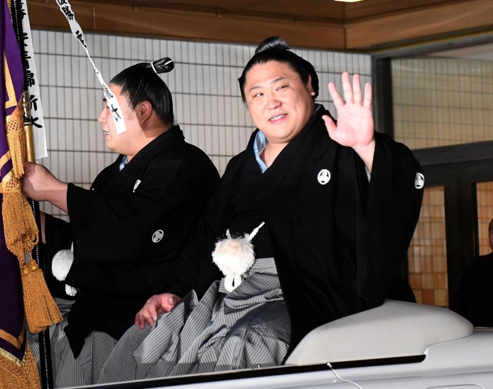 手を振ってパレードに出発する若隆景（撮影・佐藤厚）