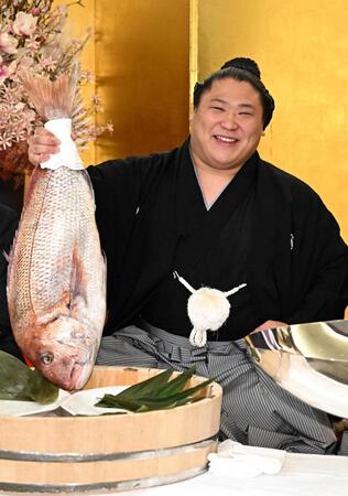 　祝勝会でタイを手にする若隆景＝２４日