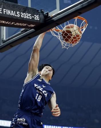 　長崎-琉球　第１クオーター、ダンクシュートを決める長崎・馬場＝横浜アリーナ