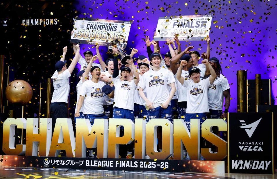 　バスケットボールＢリーグのプレーオフ、チャンピオンシップ最終戦で琉球を破り、初優勝を喜ぶ長崎の選手たち