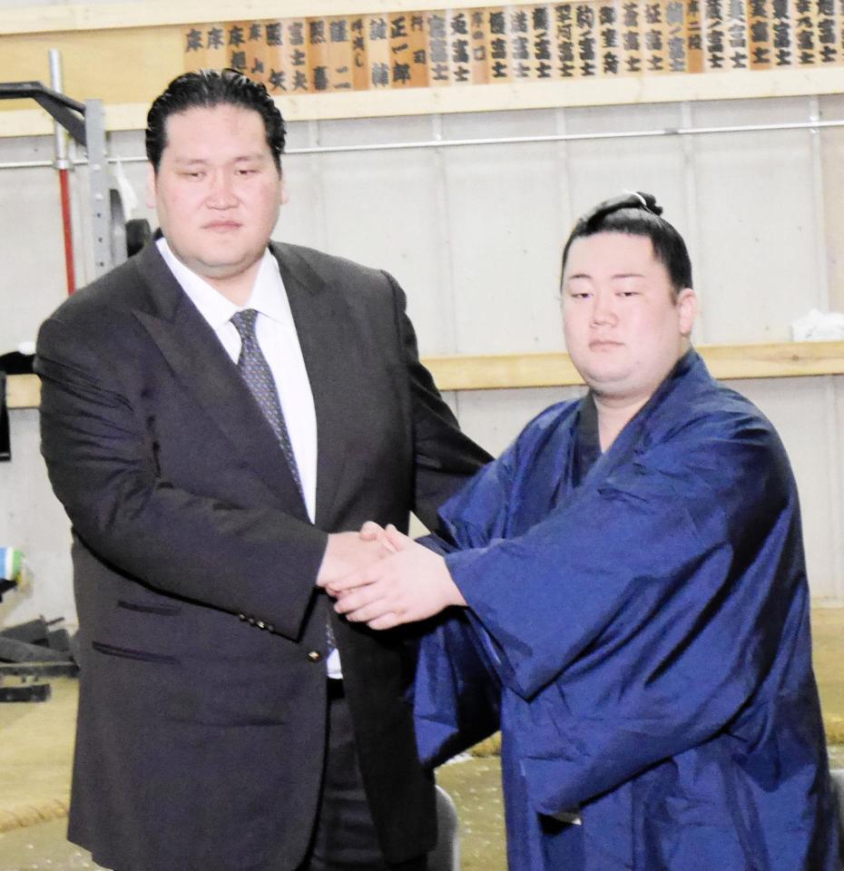 伊勢ケ浜親方（左）と握手する嵐富士