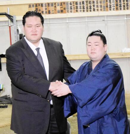 伊勢ケ浜親方（左）と握手する嵐富士