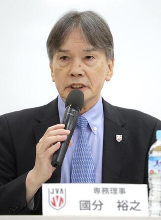 佐藤駿一郎逮捕を受けて会見する日本バレーボール協会の國分裕之専務理事（撮影・吉澤敬太）