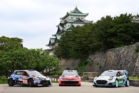 　ラリー・ジャパンのオープニングセレモニーを前に、名古屋城天守閣と写真に納まるラリーカー＝２８日、名古屋市