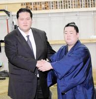 伊勢ケ浜親方（左）と握手する嵐富士
