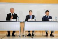 　会見する（左から）南部技術委員長、国分専務理事、内藤業務執行理事（撮影・吉澤慶太）