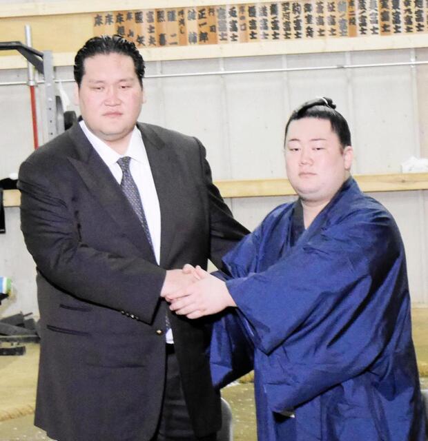 伊勢ケ浜親方（左）と握手する嵐富士