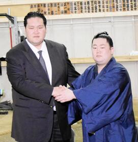 伊勢ケ浜親方（左）と握手する嵐富士