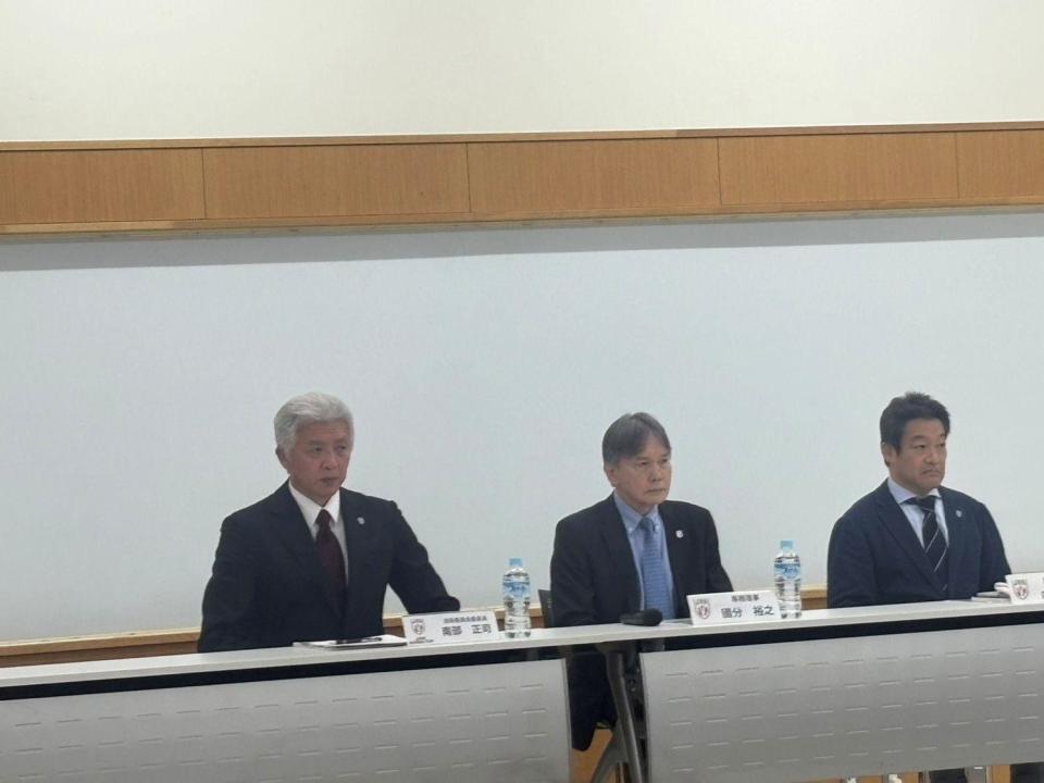 会見する（左から）技術委員会委員長の南部正司氏、専務理事の国分裕之氏、業務理事執行理事の内藤拓也氏