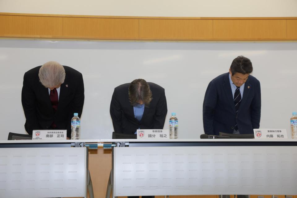 頭を下げる（左から）南部正司技術委員会委員長、國分裕之専務理事、内藤拓也業務執行理事（撮影・吉澤敬太）