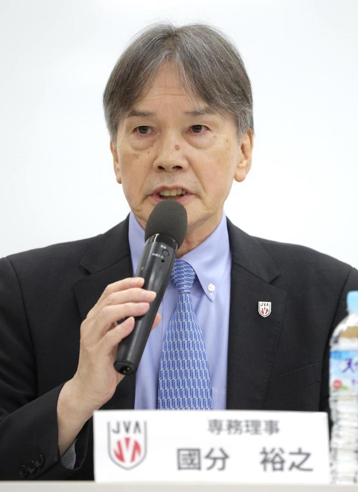 佐藤駿一郎逮捕を受けて会見する日本バレーボール協会の國分裕之専務理事（撮影・吉澤敬太）