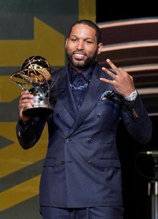 　バスケットボールＢリーグの表彰式で、リーグ初となる３季連続３度目のレギュラーシーズンＭＶＰを受賞した宇都宮のＤ．Ｊ・ニュービル＝２９日、東京都内