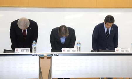 頭を下げる日本バレーボール協会の（左から）南部正司技術委員会委員長、國分裕之専務理事、内藤拓也業務執行理事＝２８日