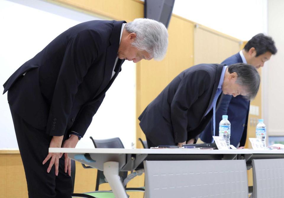 佐藤駿一郎逮捕を受け、深々と頭を下げる南部正司技術委員会委員長（左）ら日本バレーボール協会幹部