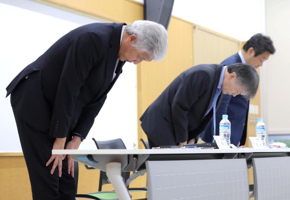 佐藤駿一郎逮捕を受け、深々と頭を下げる南部正司技術委員会委員長（左）ら日本バレーボール協会幹部＝２８日