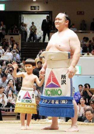 春仁くんと土俵入りを行った元北勝富士の大山親方