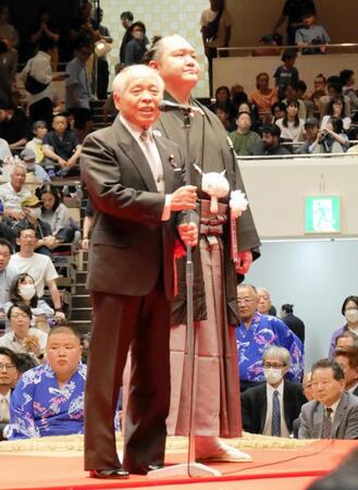挨拶を行う鈴木宗男氏と大山親方