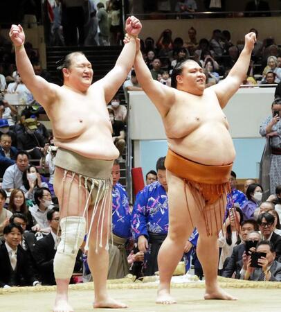 相撲を終えて笑顔の大山親方（左）と御嶽海