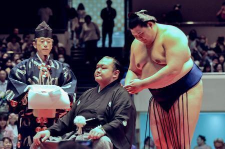 　大山親方の引退相撲の断髪式ではさみを入れる横綱大の里（右）＝３０日、両国国技館