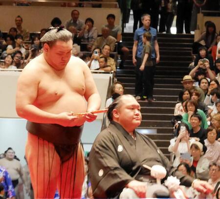 大山親方にハサミを入れる豊昇龍＝両国国技館