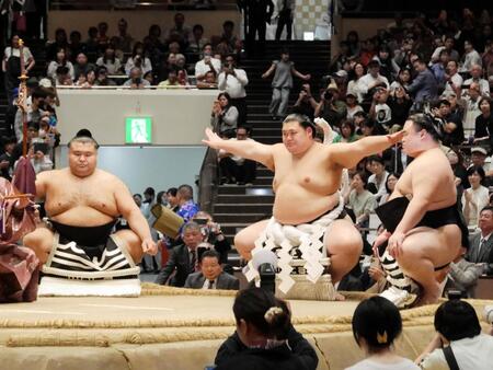 土俵入りを行う（右から）露払いの隆の勝、大の里、太刀持ちの高安＝両国国技館