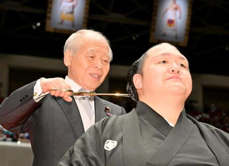 断髪式で北勝富士（右）の髪を切る、全国八角部屋後援会の鈴木宗男会長
