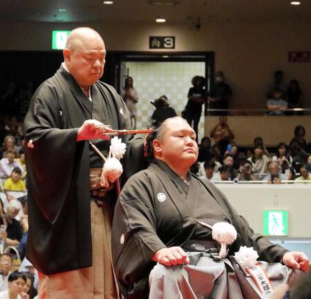 大山親方に止めバサミを入れる八角理事長＝両国国技館