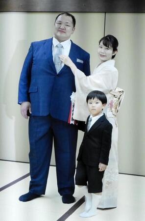 整髪を終え真美夫人からネクタイを直される大山親方と春仁くん＝両国国技館