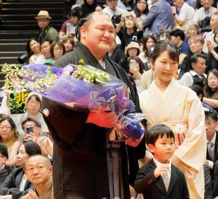 断髪式を終えて記念撮影を行う（左から）大山親方、春仁くん、真美夫人＝両国国技館