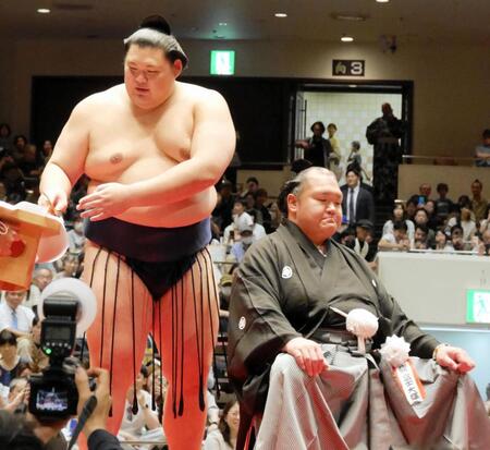 大山親方の断髪式に登場した大の里＝両国国技館
