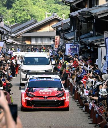 　第８競技区間を終え、沿道のファンの前を移動するトヨタの勝田貴元＝岐阜県恵那市