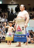 春仁くんと土俵入りを行った元北勝富士の大山親方