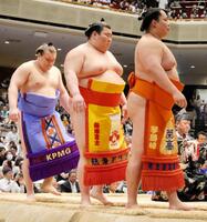 幕内土俵入りに参加した安青錦（左）＝両国国技館