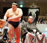 大山親方の断髪式に登場した大の里＝両国国技館
