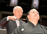 断髪式で北勝富士（右）の髪を切る、全国八角部屋後援会の鈴木宗男会長