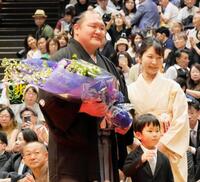 断髪式を終えて記念撮影を行う（左から）大山親方、春仁くん、真美夫人＝両国国技館