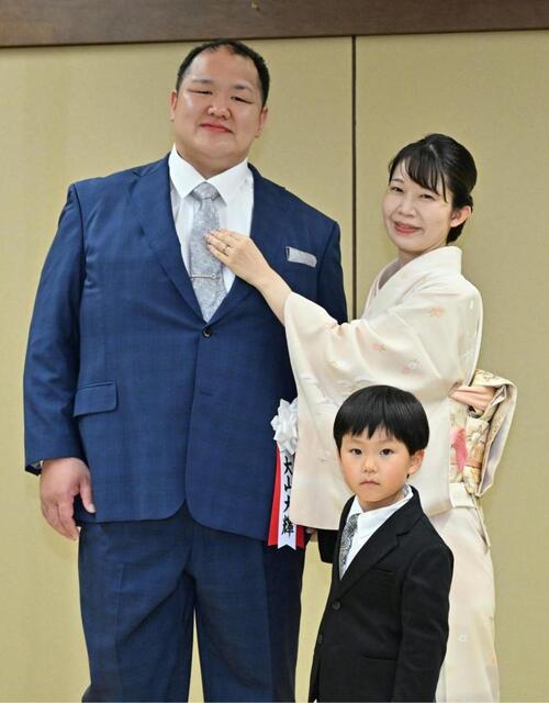 妻５歳長男に見守られ断髪　元北勝富士