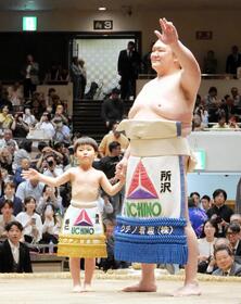 春仁くんと土俵入りを行った元北勝富士の大山親方